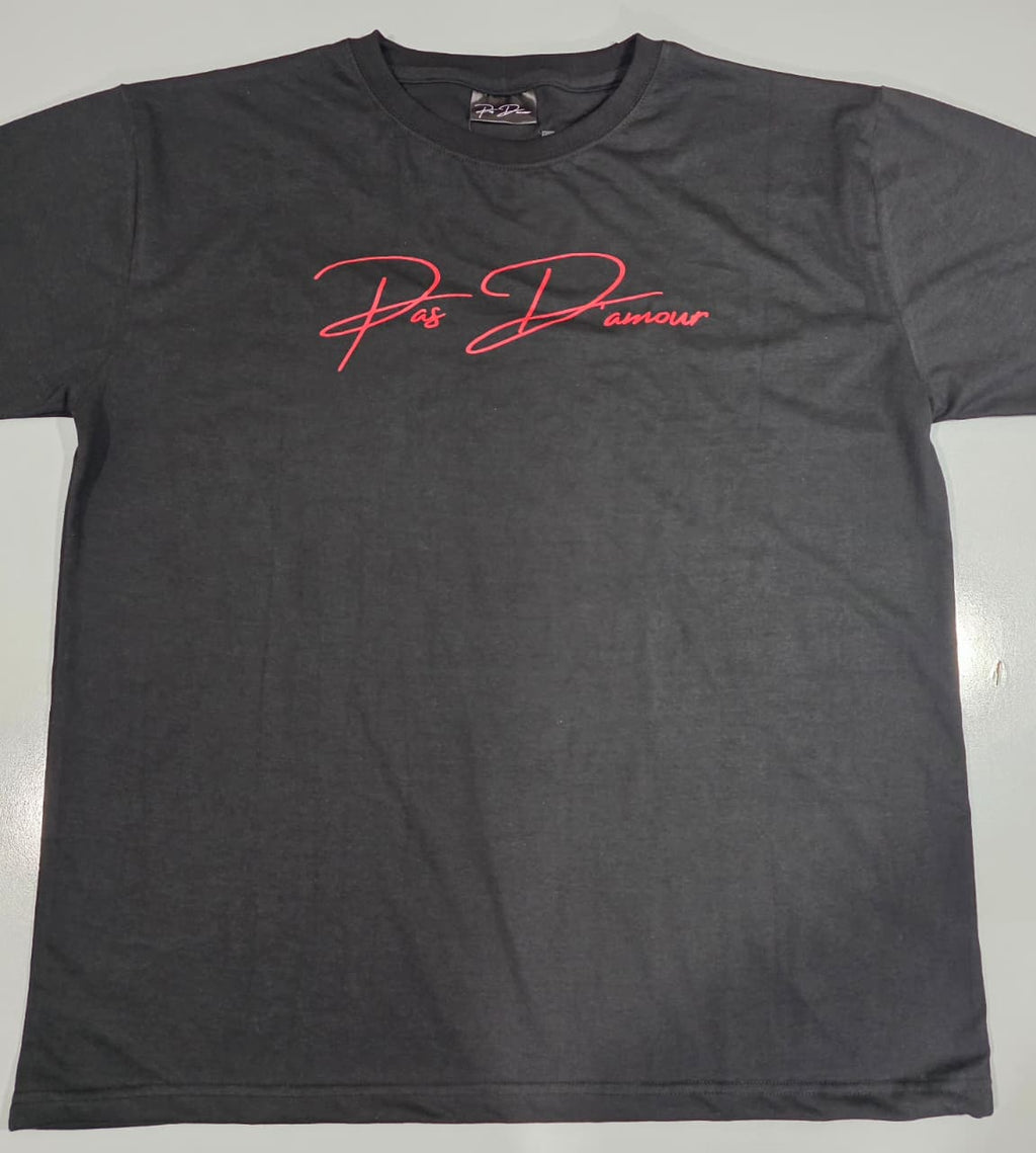 Black t-shirt with red 'Pas D'amour' text on a light gray background